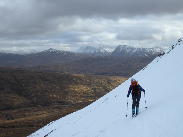 Skiing down the south ridge of Binnien Mor. 